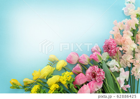 春の花束　ブルーの背景 62886425