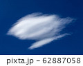 青空に浮かぶ吹き出しのような白い雲 62887058