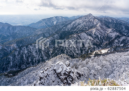 三重県　冬の御在所山頂　樹氷　見晴台からの眺め 62887504