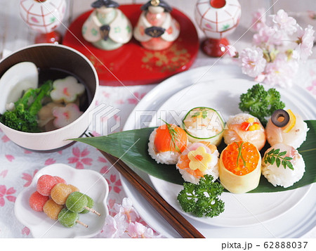 ひな祭り 和食 かわいい手毬寿司の写真素材
