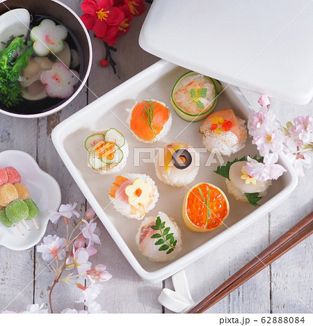 和食 かわいい手毬寿司の写真素材