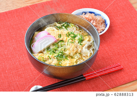 注意　）湯気は合成です。煮麺（にゅうめん、温かい汁の素麺、ソーメン、そうめん）かき玉汁。 62888313