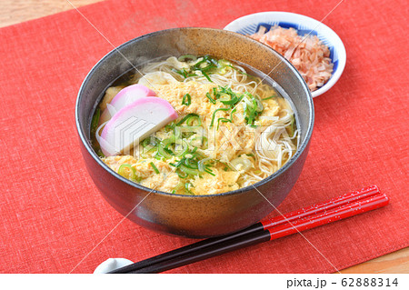 注意 湯気は合成です 煮麺 にゅうめん 温かい汁の素麺 ソーメン そうめん かき玉汁 の写真素材 6214