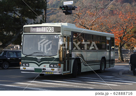 秋の嵐山・渡月橋を行く京都市営バス(93号系統/キュービック) 秋の嵐山・渡月橋を行く京都市営バス(93号系統/キュービック) 62888716