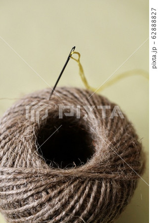 麻紐に刺した刺繍針と黄色の刺繍糸 62888827