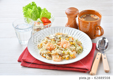 エビピラフ、海老とマッシュルームのピラフ、洋風バター・コンソメ味の炊込みご飯。オニオンスープ添え。 エビピラフ、海老とマッシュルームのピラフ、洋風バター・コンソメ味の炊込みご飯。オニオンスープ添え。 62889508