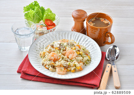 エビピラフ、海老とマッシュルームのピラフ、洋風バター・コンソメ味の炊込みご飯。オニオンスープ添え。 エビピラフ、海老とマッシュルームのピラフ、洋風バター・コンソメ味の炊込みご飯。オニオンスープ添え。 62889509