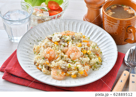 エビピラフ、海老とマッシュルームのピラフ、洋風バター・コンソメ味の炊込みご飯。オニオンスープ添え。 エビピラフ、海老とマッシュルームのピラフ、洋風バター・コンソメ味の炊込みご飯。オニオンスープ添え。 62889512