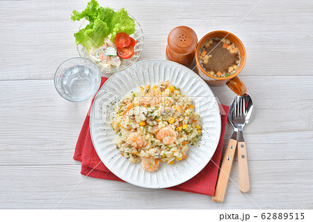 エビピラフ、海老とマッシュルームのピラフ、洋風バター・コンソメ味の炊込みご飯。オニオンスープ添え。 エビピラフ、海老とマッシュルームのピラフ、洋風バター・コンソメ味の炊込みご飯。オニオンスープ添え。 62889515