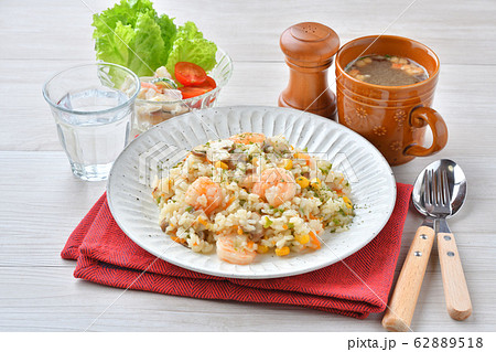 エビピラフ、海老とマッシュルームのピラフ、洋風バター・コンソメ味の炊込みご飯。オニオンスープ添え。 62889518