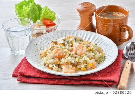 エビピラフ、海老とマッシュルームのピラフ、洋風バター・コンソメ味の炊込みご飯。オニオンスープ添え。 エビピラフ、海老とマッシュルームのピラフ、洋風バター・コンソメ味の炊込みご飯。オニオンスープ添え。 62889520