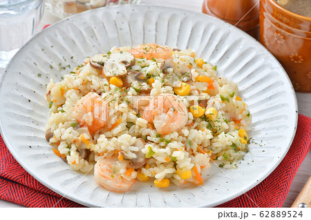 エビピラフ、海老とマッシュルームのピラフ、洋風バター・コンソメ味の炊込みご飯。オニオンスープ添え。 エビピラフ、海老とマッシュルームのピラフ、洋風バター・コンソメ味の炊込みご飯。オニオンスープ添え。 62889524