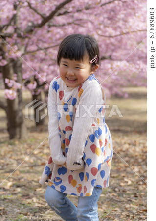 3歳の女の子 4歳の女の子 笑顔の女の子 3歳の女の子 4歳の女の子 笑顔の女の子 62889603