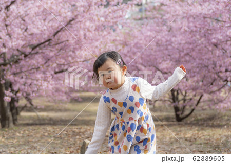 3歳の女の子　4歳の女の子　笑顔の女の子 62889605