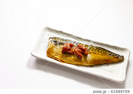 サバの梅煮。(白バック) 62889709