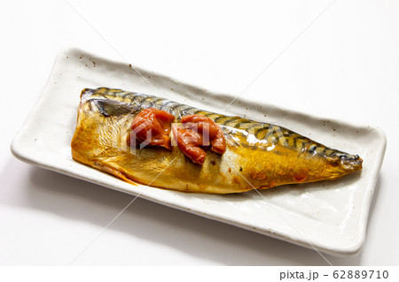 サバの梅煮。(白バック) 62889710