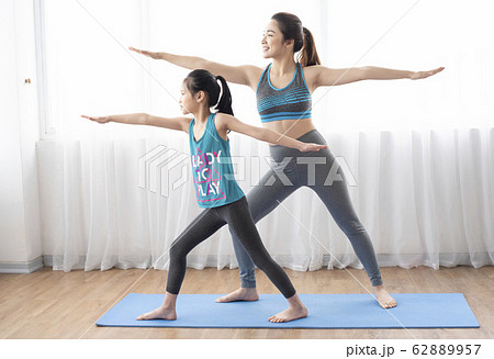 Mom and daughter at home 62889957