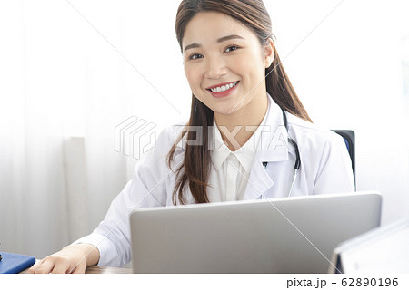 woman doctor 62890196