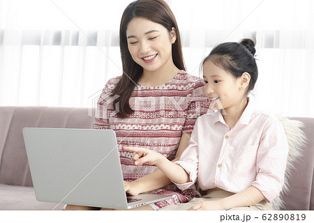 Mom and daughter at home 62890819