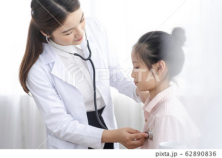 doctor and child doctor and child 62890836