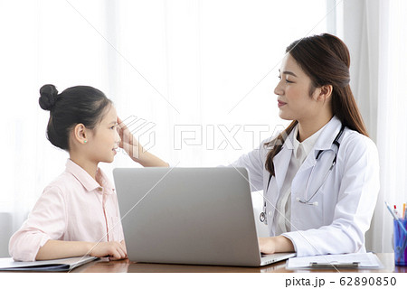 doctor and child doctor and child 62890850