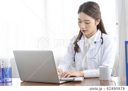 woman doctor 62890878