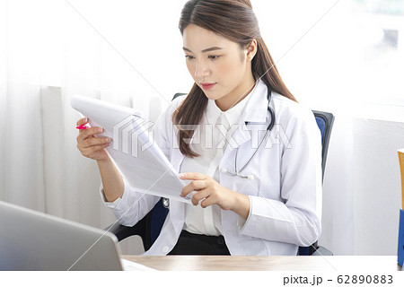 woman doctor 62890883