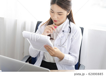woman doctor woman doctor 62890885