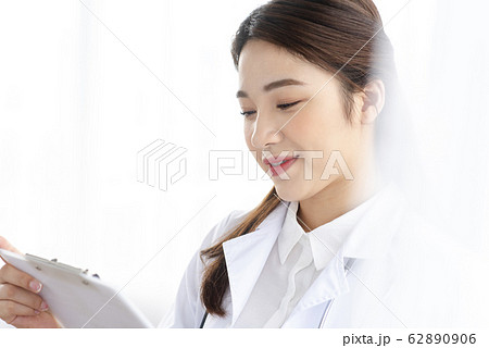 woman doctor woman doctor 62890906