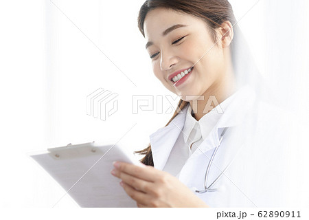 woman doctor 62890911