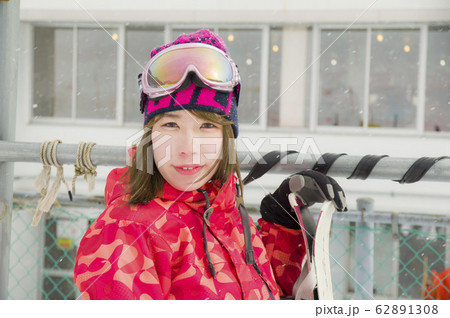 スキー場のレストハウス前に立つ女性 スキー場のレストハウス前に立つ女性 62891308