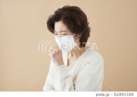 シニア女性　マスク 62891506