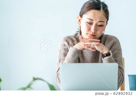 女性　ライフスタイル　パソコン 62892932