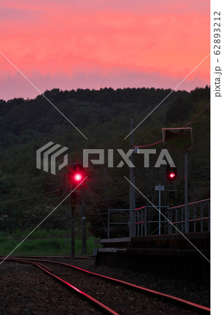 夕暮れの無人駅 62893212