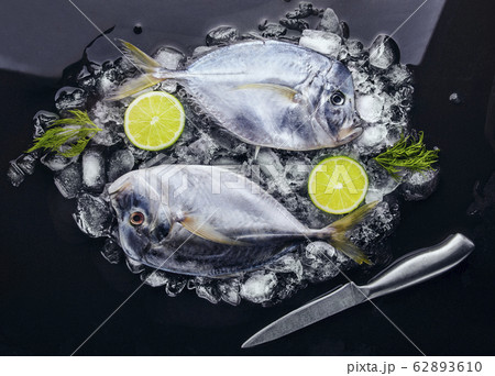 Two Fresh fish (Vomer or Selene setapinnis ) dill, 62893610