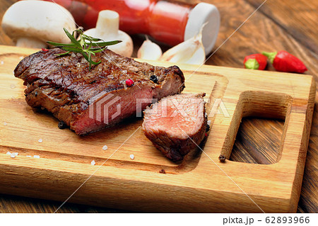 Closeup of slices of rare tenderloin 62893966