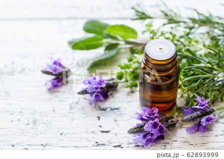 ハーブのエッセンシャルオイル アロマイメージの写真素材