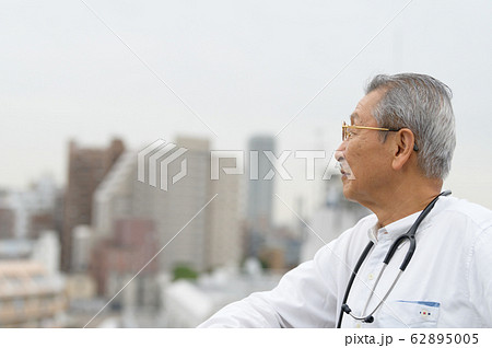 シニア男性　横顔 62895005