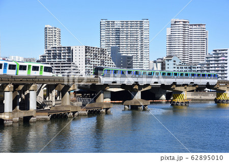 京浜運河を行く東京モノレール 62895010