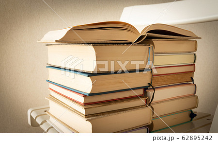椅子に積んだ本　読書　小説　書籍　出版物　積読　図書 62895242