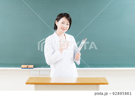 白衣 女性 白衣 女性 62895861