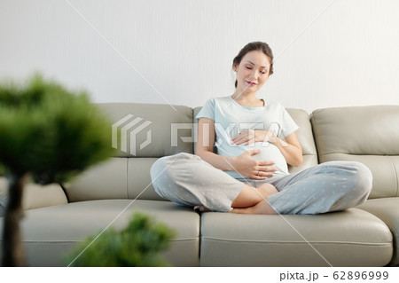 Young woman expecting baby 62896999