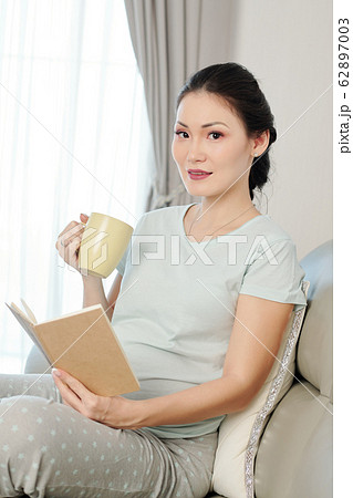 Pregnant woman reading 62897003