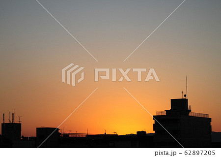 夕焼けのグラデーションと建物のシルエットの写真素材 6275