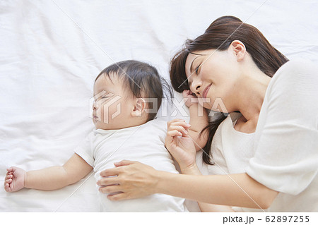 赤ちゃんと母親 赤ちゃんと母親 62897255