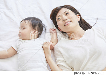 赤ちゃんと母親 62897256