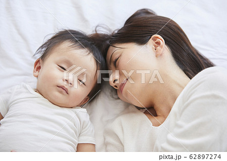 赤ちゃんと母親 62897274