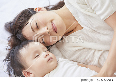 赤ちゃんと母親 62897283