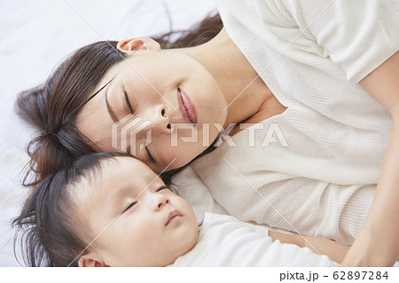 赤ちゃんと母親 62897284