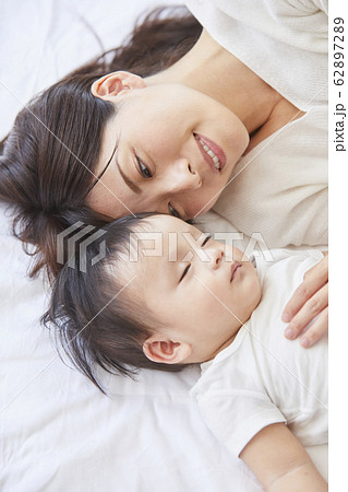 赤ちゃんと母親 62897289